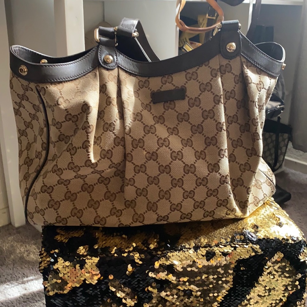 Authentic Gucci hobo bag great condition dish bag included